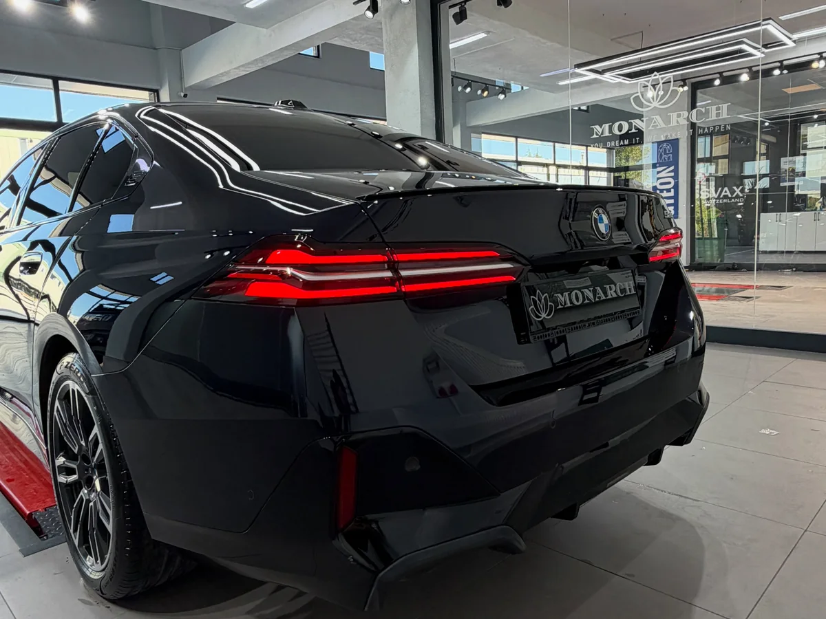 Monarch atölyesindeki siyah BMW’nin arka çeyrek görünümü.